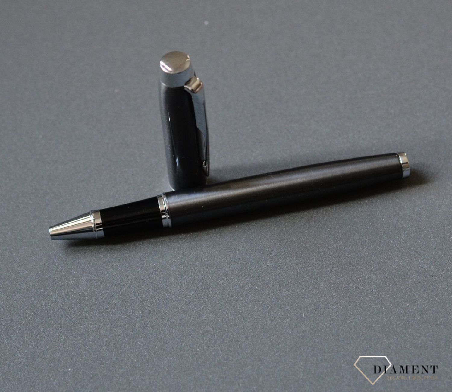 Pióro kulkowe Parker IM Dark Espresso CT [1931664] PIÓRO 1931664. W połączeniu z super jakością, w Twoje ręce trafi pióro, którego używanie przyniesie Ci mnóstwo radości. Korpus pióra wykonany został ze stali szlachetnej. Idealne na prezent (1).jpg